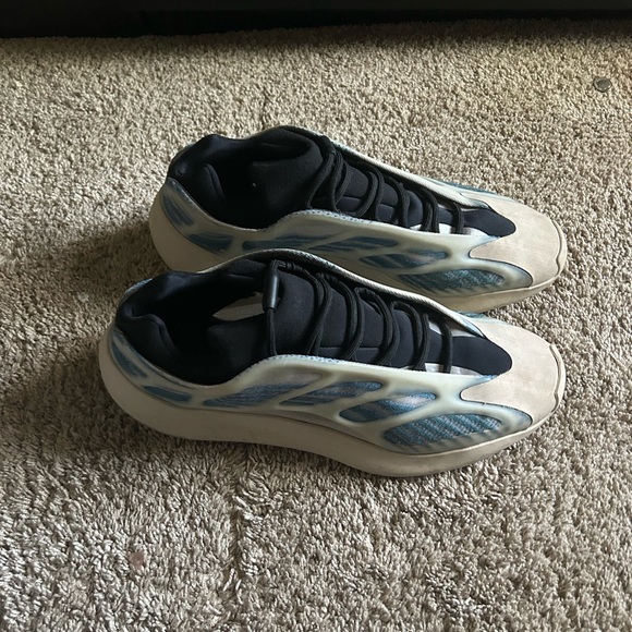 Yeezy 700 - Picture 4 of 5